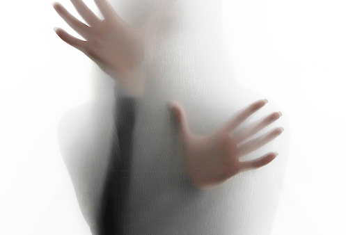 A sombra de uma mulher em um box de banheiro, sugerindo um momento de vulnerabilidade e reflexão, simbolizando os traumas e experiências difíceis que a afetam.