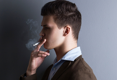 Um homem fumando um cigarro, com uma expressão que revela a luta interna contra o vício, representando a dificuldade em se libertar de hábitos prejudiciais.